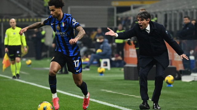 L'entraîneur italien de l'Inter Milan, Simone Inzaghi, et le milieu de terrain canadien de l'Inter Milan Tajon Buchanan, lors du match de football de Serie A entre l'Inter Milan et Bologne au stade San Siro à Milan, le 15 janvier 2025.