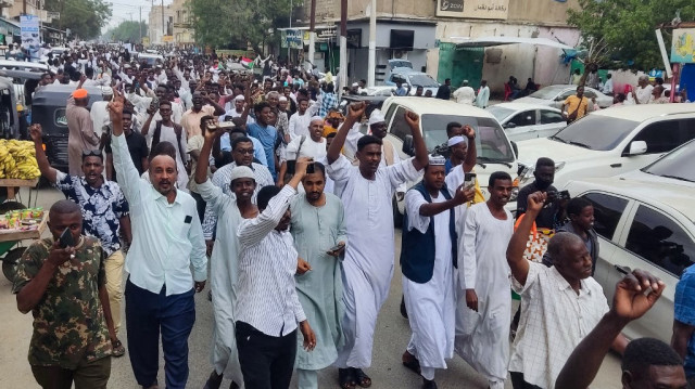 Des personnes descendent dans les rues de Port-Soudan pour célébrer l'avancée des forces militaires soudanaises et des groupes armés alliés sur Wad Madani, la capitale de l'État d'Al-Jazira, tenue par les forces paramilitaires de soutien rapide (RSF), le 11 janvier 2025.