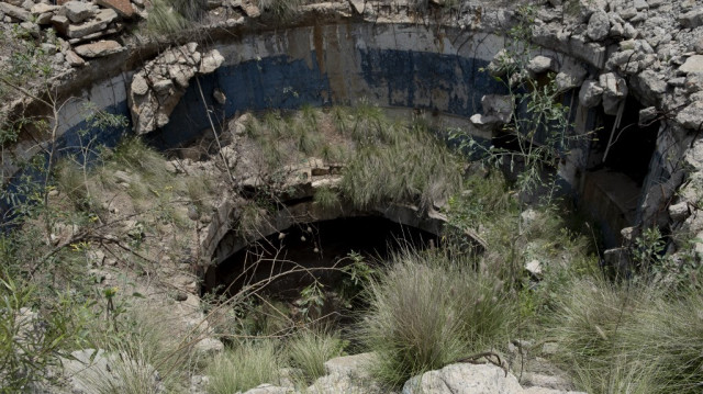 Le puits d'entrée d'une mine abandonnée est visible à Stilfontein le 14 janvier 2025. Plus de deux douzaines de mineurs illégaux ont été secourus et au moins 15 corps ont été récupérés dans une mine d'or abandonnée en Afrique du Sud, alors que les opérations se poursuivent le 14 janvier 2025 pour atteindre des dizaines d'autres personnes qui sont sous terre depuis des mois. 