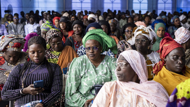 Des personnes travaillant pour l'armée française se rassemblent lors d'une conférence de presse à Dakar le 15 janvier 2025. 