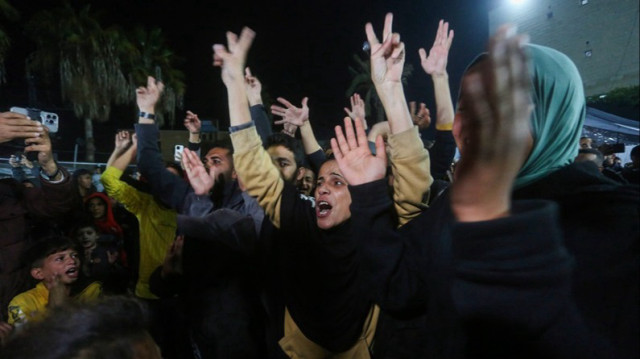 Des Palestiniens se sont rassemblés dans le jardin de l'hôpital Al-Aqsa Martyrs pour célébrer l'annonce de l'accord de cessez-le-feu à Deir Al-Balah dans la Bande de Gaza, le 15 janvier 2025.