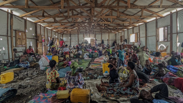 Des habitants du territoire de Masisi sont assis dans un hangar temporaire au camp de personnes déplacées de Bulengo, près de Goma, dans la province du Nord-Kivu, le 15 janvier 2025.