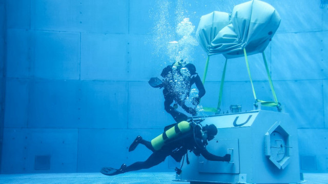 Des plongeurs de la marine taïwanaise simulent un sauvetage sous-marin dans le cadre d'un exercice de préparation au combat à la base navale de Zuoying à Kaohsiung, le 9 janvier 2025.