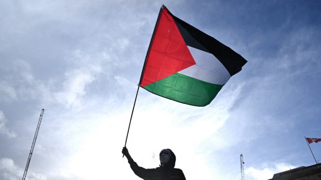 Un manifestant brandit le drapeau palestinien pour réclamer un cessez-le-feu à Gaza lors du "London Rally For Palestine" à Trafalgar Square, dans le centre de Londres, le 4 novembre 2023. 