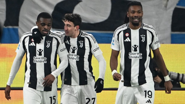 Le défenseur français de la Juventus, n°15 Pierre Kalulu, et ses coéquipiers, lors du match de Serie A italienne entre l'Atalanta et la Juventus au Gewiss Stadium à Bergame, le 14 janvier 2025.