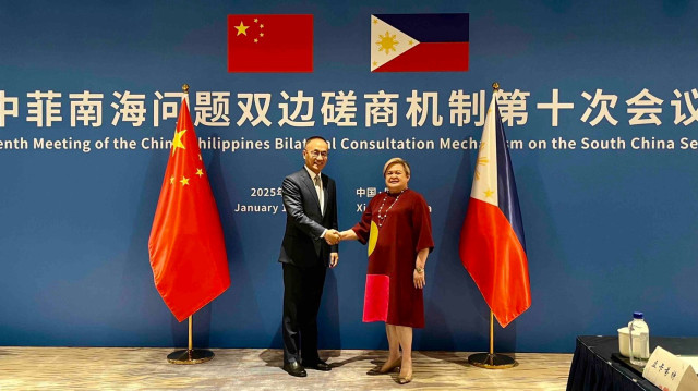 Le vice-ministre chinois des Affaires étrangères, Chen Xiaodong, et la sous-secrétaire philippine aux Affaires étrangères, Theresa Lazaro.