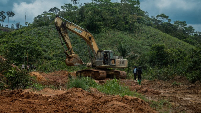 Des ouvriers chinois réhabilitent la route menant à leur mine semi-industrielle de Kamituga, dans la province du Sud-Kivu, à l'est de la République démocratique du Congo, le 21 septembre 2024.