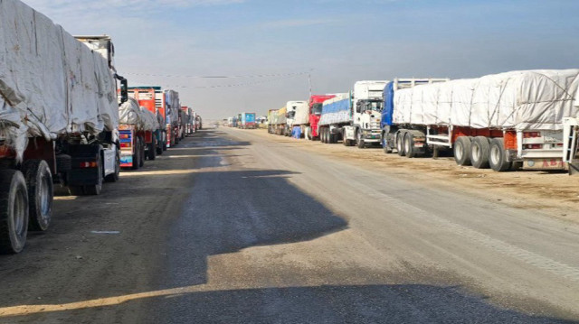 Des camions d'aide au poste frontière de Rafah sont vus attendant d'entrer dans la Bande de Gaza, le 16 janvier 2025.