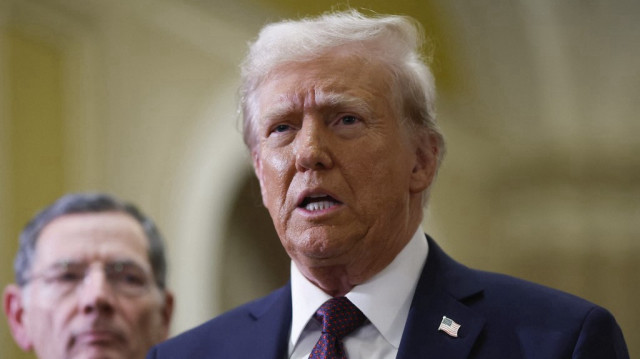 Le sénateur américain John Barrasso (R-WY) observe le président élu des États-Unis, Donald Trump, s'adresser à la presse lors de la cérémonie funéraire en hommage à l'ancien président Jimmy Carter, au Capitole des États-Unis à Washington, DC, le 8 janvier 2025.