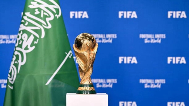 Le trophée de la coupe du monde de football de la FIFA et le drapeau saoudien.