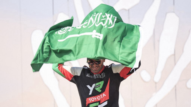 Yazeed Al Rajhi célèbre sa victoire après avoir remporté le rallye Dakar 2025 dans la catégorie auto, à l’issue de la 12e et dernière étape à Shubaytah, le 17 janvier 2025.