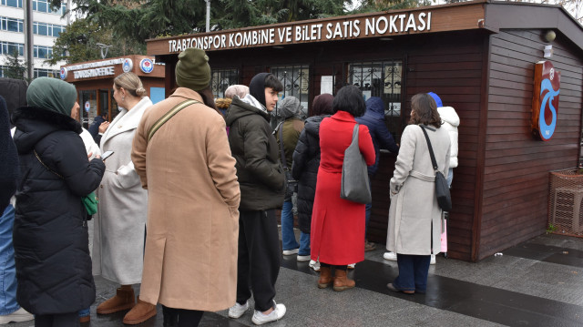 Kadın taraftarlar gişe önünde kuyruk oluşturdu. 