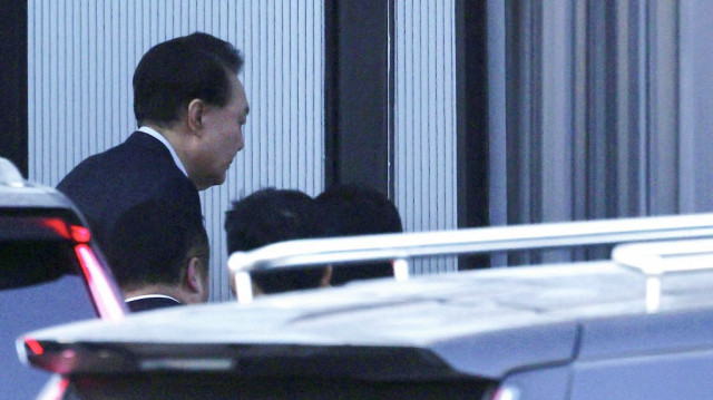 Le président sud-coréen destitué Yoon Suk Yeol arrive au complexe abritant le bureau d'enquête sur la corruption pour les hauts fonctionnaires (CIO) à Gwacheon, le 15 janvier 2025.