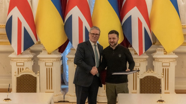 Le Premier ministre britannique Keir Starmer et le président ukrainien, Volodymyr Zelensky après la signature d'un accord centenaire qui promet de renforcer les liens de défense entre les deux pays, à Kiev, le 16 janvier 2025.