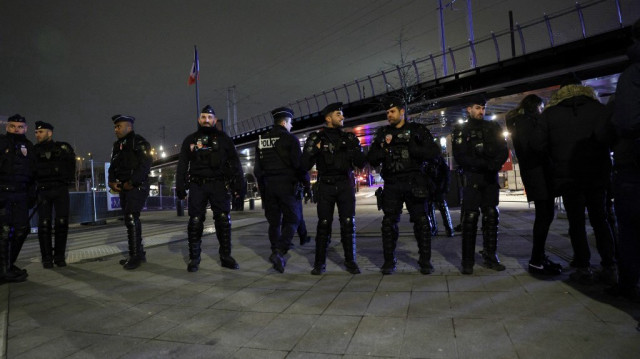 Des policiers anti-émeute montent la garde avant un match d'Euroligue de basketball entre Paris Basketball et le Maccabi Tel-Aviv, à l'extérieur de l'Adidas Arena à Paris, le 16 janvier 2025.