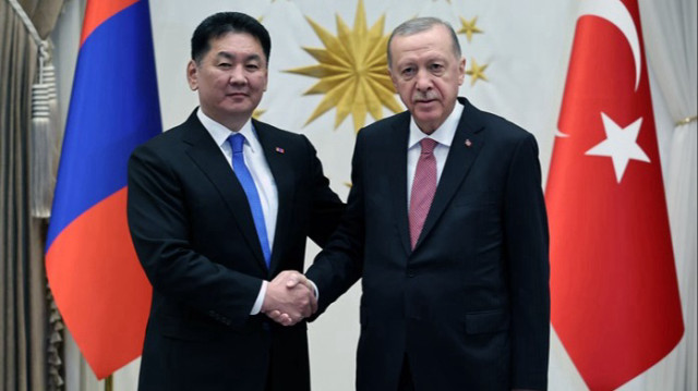 Le Président turc, Recep Tayyip Erdogan (D) et le Président de la Mongolie, Ukhnaagiin Khürelsükh (G) dans le complexe présidentiel d'Ankara, en Türkiye, le 16 janvier 2025.