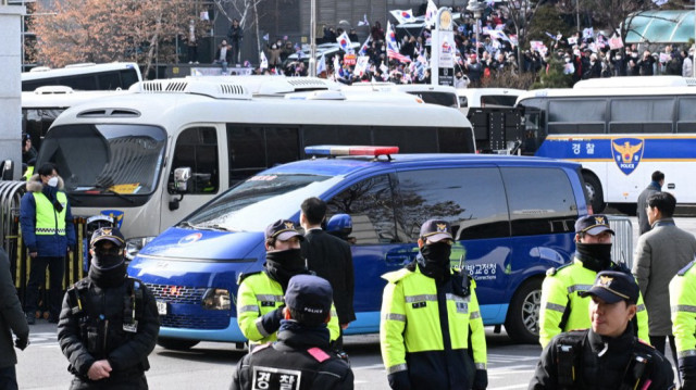 Une camionnette bleue transportant le président sud-coréen Yoon Suk Yeol arrive au tribunal du district occidental de Séoul, le 18 janvier 2025.