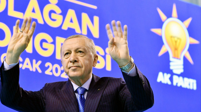 Le président turc et chef du Parti de la justice et du développement (AK Parti), Recep Tayyip Erdogan, assiste au 8e congrès provincial ordinaire de l'AK Parti au Serinevler Sports Hall à Adana, en Türkiye, le 18 janvier 2025.