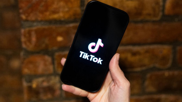 Sur cette photo d'illustration, le logo TikTok est affiché sur un téléphone le 17 janvier 2025 à New York.