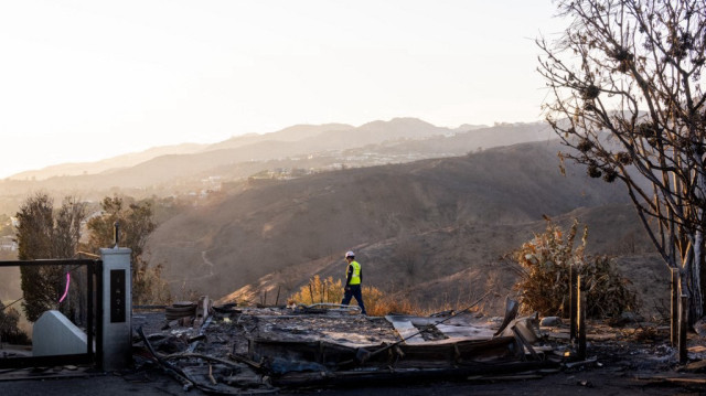 Un technicien de la compagnie de gaz évalue les services de gaz dans le quartier de Pacific Palisades le 17 janvier 2025 à Los Angeles, Californie.