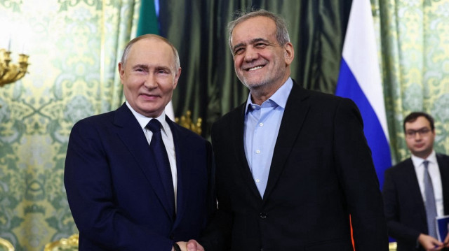 Le président russe Vladimir Poutine et le président iranien Masoud Pezeshkian se serrent la main lors d'une réunion au Kremlin, à Moscou, le 17 janvier 2025.