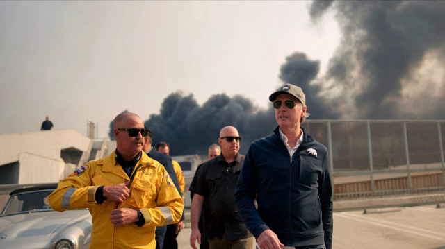 Le gouverneur de Californie Gavin Newsom (R) visite le quartier des affaires de Pacific Palisades alors que l'incendie de Palisades continue de brûler le 8 janvier 2025 à Los Angeles, Californie. Alimenté par les vents intenses de Santa Ana, l'incendie de Palisades s'est étendu sur plus de 2 900 acres et 30 000 personnes ont reçu l'ordre d'évacuer, tandis qu'un second incendie majeur continue de brûler près d'Eaton Canyon à Altadena.