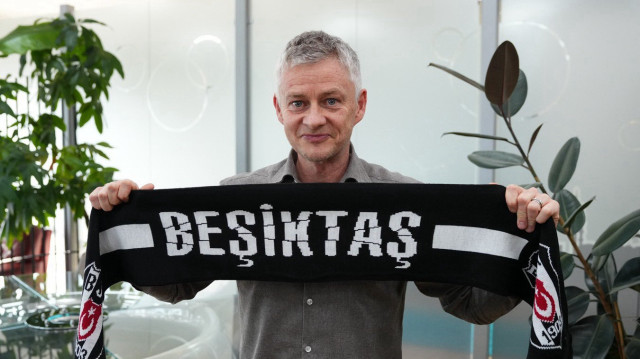 Ole Gunnar Solskjaer Beşiktaş atkısıyla poz verdi. 