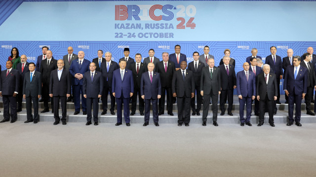 Cette image montre le président russe Vladimir Poutine et les participants à la réunion de proximité/BRICS Plus posant pour une photo de famille lors du sommet des BRICS à Kazan le 24 octobre 2024.