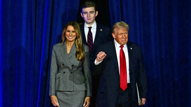 Le président Donald Trump (R) arrive pour une soirée électorale aux côtés de la Première dame des États-Unis Melania Trump et de son fils Barron Trump au West Palm Beach Convention Center à West Palm Beach, en Floride, le 6 novembre 2024. 