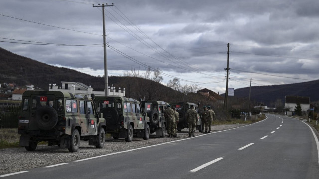 Des soldats turcs, participant à une mission de maintien de la paix de l'OTAN au Kosovo (KFOR), patrouillent près de la ville de Zubin Potok, le 2 décembre 2024.