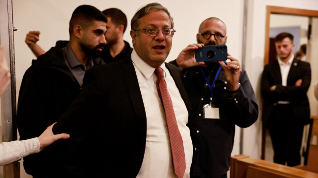 Le ministre israélien de la sécurité nationale, Itamar Ben Gvir, entre dans la salle d'audience du tribunal de district de Tel Aviv et s'adresse aux médias avant le début de l'audience du Premier ministre Benjamin Netanyahu, le 10 décembre 2024. 