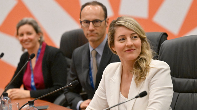 La ministre canadienne des Affaires étrangères, Mélanie Joly, sourit lors d'une réunion bilatérale avec le secrétaire d'État américain Antony Blinken en marge de la réunion ministérielle du sommet de l'APEC (AMM) au Centre des congrès de Lima, le 14 novembre 2024.