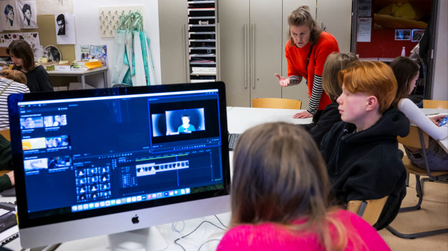 Des élèves assistent à un cours sur l'éducation aux médias à l'école Hiidenkiven Koulu le 19 novembre 2024 à Helsinki, Finlande. 