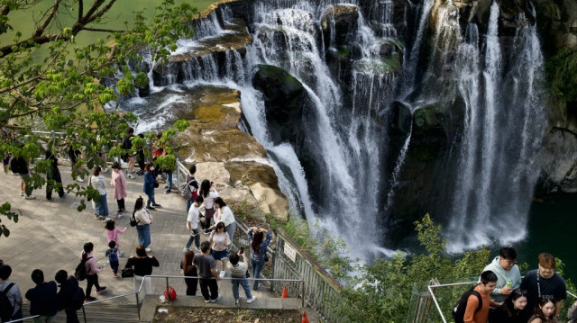 Des personnes visitent la cascade de Shifen dans la ville de New Taipei.