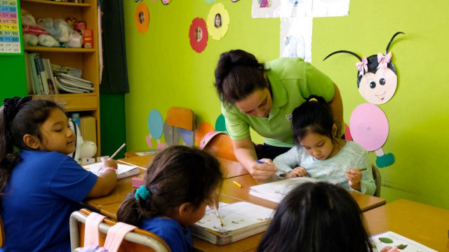 Face à une hausse alarmante des troubles mentaux chez les enseignants, le gouvernement japonais envisage des mesures pour alléger leur charge de travail et renforcer la sécurité dans le milieu scolaire.