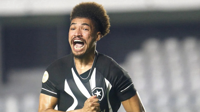 Lyon'un Botafoga'ya kiraladığı 1.82 boyundaki Adryelson, Brezilya liginde bu sezon 10 maçta forma giyerek hem lig hem de Libertadores Kupası şampiyonluğu yaşadı.