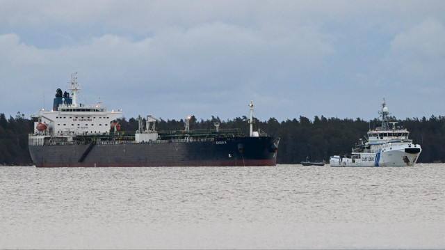 Un navire des garde-côtes finlandais (à droite) surveille le pétrolier Eagle S ancré près du port de Kilpilahti à Porvoo, dans le golfe de Finlande, le 30 décembre 2024.