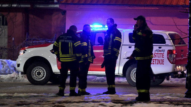 Des officiers de police et des unités de protection civile sécurisent la scène de crime de l'homme ayant tué plusieurs personnes dans le village de Bajice près de Cetinje, au Monténégro, le 1er janvier 2025. 