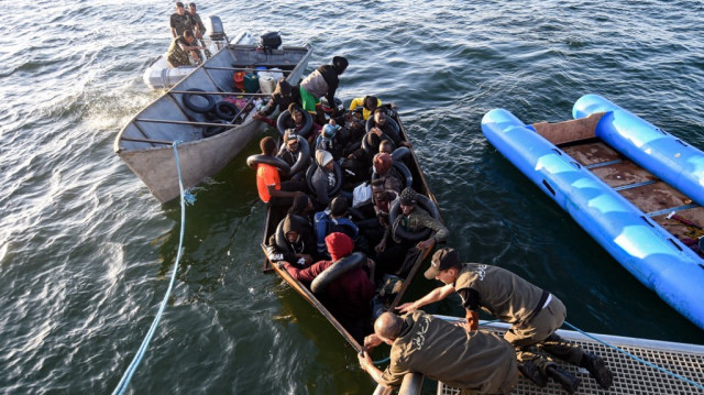 La Tunisie, tout comme la Libye voisine, est devenue un point de départ majeur pour les migrants cherchant à atteindre l’Europe. Certaines zones de son littoral se trouvent à moins de 150 km de l’île italienne de Lampedusa. 