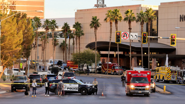 La police métropolitaine de Las Vegas bloquant la route près du Trump International Hotel & Tower Las Vegas après l'explosion d'un Cybertruck Tesla devant l'entrée le 01 janvier 2025 à Las Vegas, Nevada.