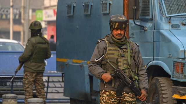 Le personnel de sécurité indien monte la garde dans une rue de Srinagar le 19 décembre 2024.