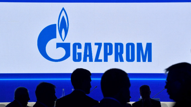 Grand écran affichant le logo du géant russe de l'énergie Gazprom lors du Forum international du gaz de Saint-Pétersbourg (SPIGF), à Saint-Pétersbourg, le 15 septembre 2022.