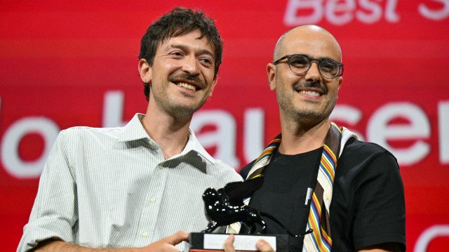 Murilo Hauser et Heitor Lorega recevant le prix du meilleur scénario pour Ainda Estou Aqui (Still Here) de Walter Salles, lors de la cérémonie de remise des prix de la 81e Mostra de Venise, le 7 septembre 2024 au Lido de Venise.