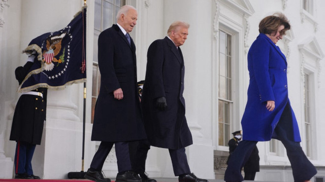 Le président des États-Unis, Joe Biden, le président élu des États-Unis, Donald Trump, et la sénatrice Amy Klobuchar quittent la Maison Blanche avant les cérémonies d'inauguration le 20 janvier 2025 à Washington, DC. 