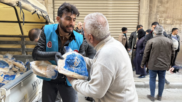 وقف الديانة التركي يوزع الخبز على 8 آلاف سوري يوميا