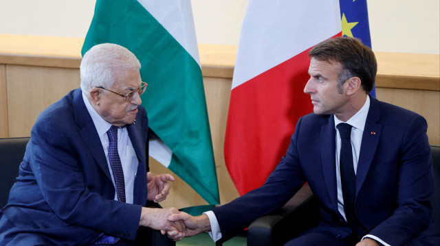 Le président français Emmanuel Macron (à droite) serre la main du président palestinien Mahmoud Abbas lors d'une rencontre en marge de la 79ᵉ session de l'Assemblée générale des Nations unies à New York, le 25 septembre 2024.