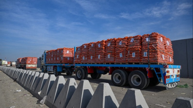 Des camions transportant de l'aide humanitaire ont traversé le point de passage de Rafah pour entrer dans la Bande de Gaza, le 19 janvier 2025. 