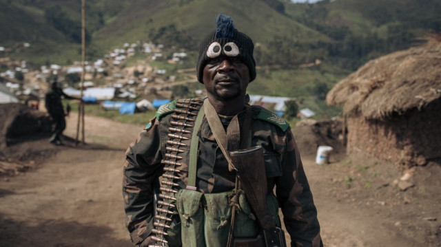 Un soldat des FARDC (Forces armées de la RDC) pose pour une photo dans une base militaire à Lusogha, près de la ligne de front et à une douzaine de km au sud de Kanyabayonga, province du Nord-Kivu, à l'est de la République démocratique du Congo, le 14 mai 2024.