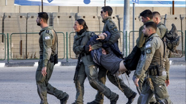 Les forces de sécurité israéliennes ont arrêté un colon israélien d'extrême droite devant la prison militaire d'Ofer, située entre Ramallah et Beitunia, en Palestine occupée, le 19 janvier 2025.