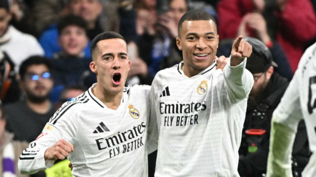 L'attaquant français Kylian Mbappé et le défenseur espagnol Lucas Vázquez lors du match de Liga entre le Real Madrid et l'UD Las Palmas au stade Santiago Bernabéu à Madrid, le 19 janvier 2025. 